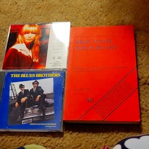 A book and a music disc of the greatest hits of Melissa etheridge